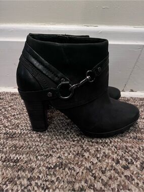 Clark’s Indigo Black Women's Heeled Ankle Boots Booties w Decorative Harness 6.5